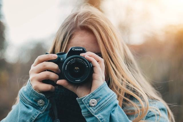 Ilustrasi Pergerakan Kamera. Foto: dok. Unsplash/Christian Wiediger