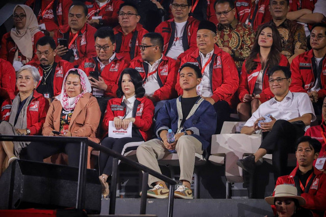 Yenny Wahid, Gibran Rakabuming, dan Budiman Sudjatmiko didampingi Ketua DPP PSI Giring Ganesha di Kopdarnas Partai Solidaritas Indonesia di Tennis Indoor Senayan, Jakarta, Selasa (22/8/2023). Foto: Jamal Ramadhan/kumparan