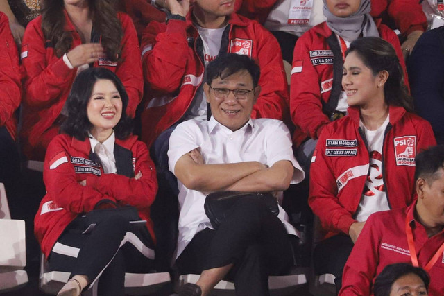 Budiman Sudjatmiko diapit oleh Wakil Ketua Dewan Pembina PSI Grace Natalie dan Sekjen PSI Isyana Bagoes Oka di Kopdarnas PSI di Tennis Indoor Senayan Jakarta, Selasa (22/8/2023). Foto: Jamal Ramadhan/kumparan