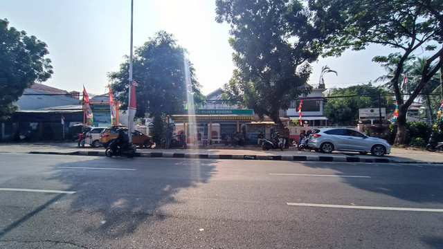 Situasi di depan TKP kecelakaan truk tabrak pemotor lawan arah di Jalan Raya Lenteng Agung sehari setelah kecelakaan, Rabu (23/8/2023). Foto: Thomas Bosco/kumparan