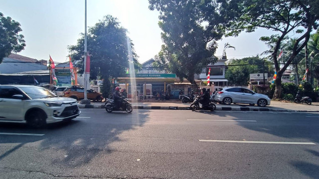 Situasi di depan TKP kecelakaan truk tabrak pemotor lawan arah di Jalan Raya Lenteng Agung sehari setelah kecelakaan, Rabu (23/8/2023). Foto: Thomas Bosco/kumparan
