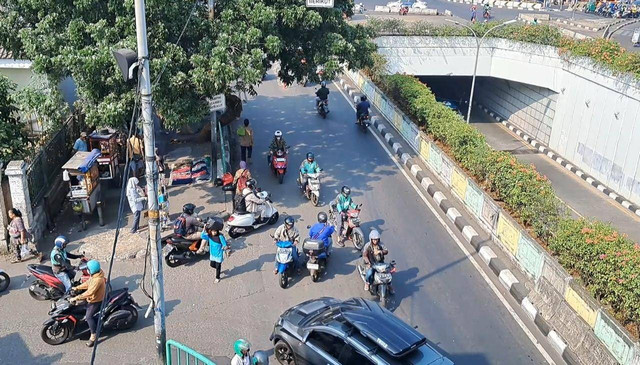 Pemotor lawan arah di depan Stasiun Pasar Minggu, Jakarta Selatan, Rabu (23/8/2023). Foto: Annisa Thahira Madina/kumparan