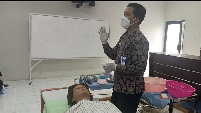 Dosen Spesialis Medikal bedah Prima Trisna Aji ketika memberikan kuliah praktek laboratorium/Foto : Dokpri