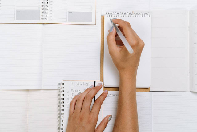 Ilustrasi Membuat Daftar Checklist & Mencatat. Sumber: pexels