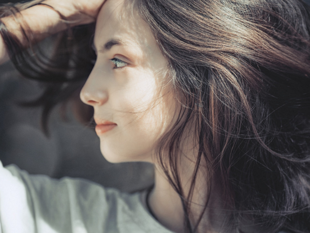 Ilustrasi penyebab rambut bercabang. Sumber: unsplash.com/Maxx.