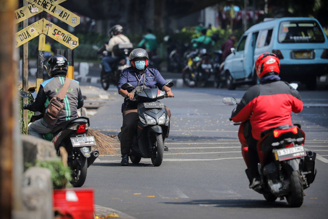 Sejumlah pengendara motor lawan arus di sekitar bawah flyover Kalibata, Jakarta Selatan, Rabu (23/8/2023). Foto: Jamal Ramadhan/kumparan