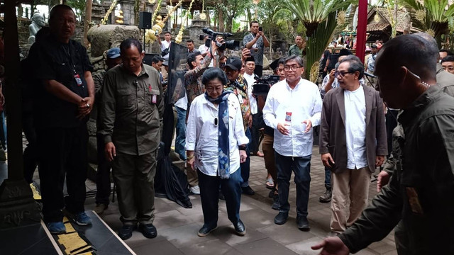 Megawati Soekarnoputri tiba di Omah Petroek, Pakem, Sleman, Rabu (23/8), jelang peresmian patung Bung Karno. Foto: Arfiansyah Panji Purnandaru/kumparan
