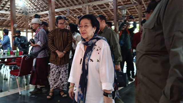 Megawati Soekarnoputri tiba di Omah Petroek, Pakem, Sleman, Rabu (23/8), jelang peresmian patung Bung Karno. Foto: Arfiansyah Panji Purnandaru/kumparan