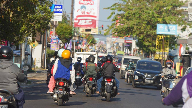 Ilustrasi pengendara kendaraan bermotor di salah satu ruas jalan di Yogyakarta. Foto: Arif UT/Pandangan Jogja