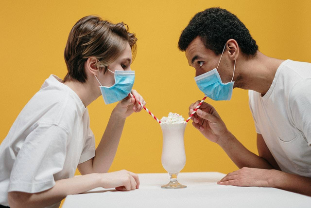 Ilustrasi batasan PDKT. Sumber foto: pexels/cottonbro studio.