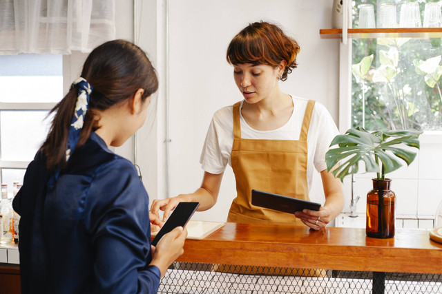 Ilustrasi Offering Help Accepting Refusing. Sumber : Tim Douglas/Pexels.com