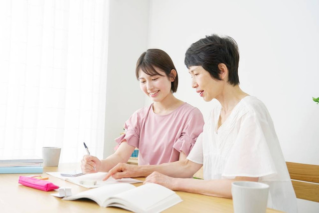 Ilustrasi anak dan orang tua. Foto: siro46/Shutterstock