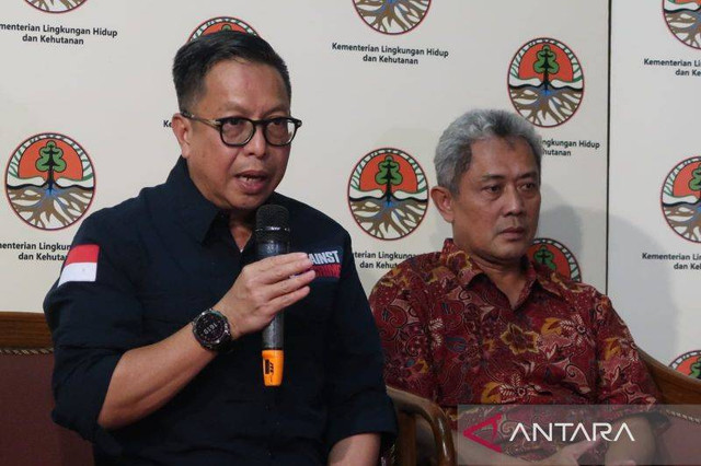 Direktur Jenderal Penegakan Hukum Lingkungan Hidup dan Kehutanan KLHK Rasio Ridho Sani (kiri) bersama Direktur Jenderal Pengendalian Pencemaran dan Kerusakan Lingkungan KLHK Sigit Reliantoro (kanan) memaparkan perkembangan kegiatan satuan tugas. Foto: ANTARA/Sugiharto Purnama