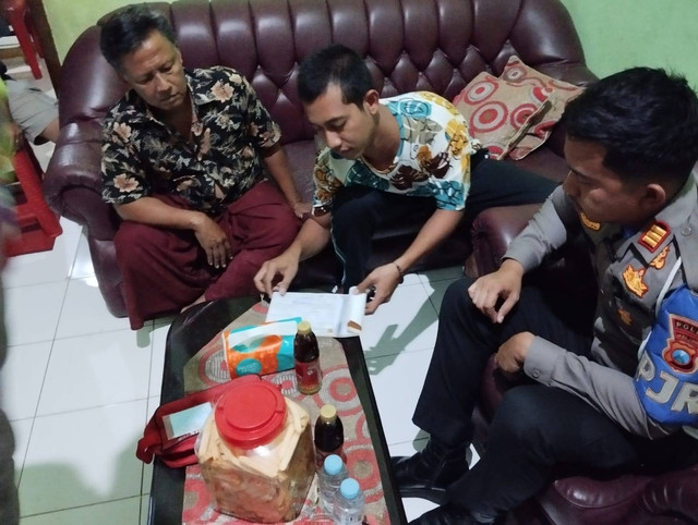 Polisi tilang sopir bus yang ugal-ugalan di Tol Balaraja.  Foto: Dok PJR Polda Jatim