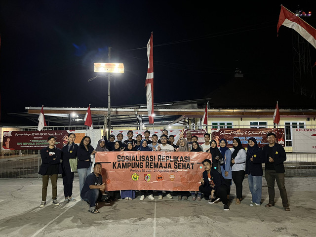 Foto bersama perwakilan DISKOMINFO Jember, Ketua Umum Relawan TIK Jember Erlina dan Dhimas bersama dengan Anggota KRS RW 11 Lingkungan Kramat 2 Kelurahan Kranjingan