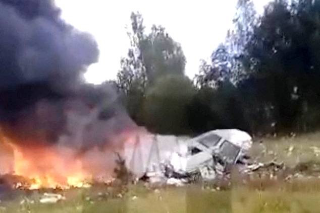 Pemandangan menunjukkan puing-puing pesawat terbakar menyusul dugaan kecelakaan udara di lokasi yang disebutkan sebagai wilayah Tver, Rusia, Rabu (23/8/2023). Foto: Ostorozhno Novosti/Handout via REUTERS