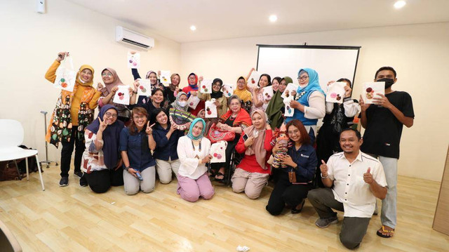 Lokakarya membuat totebag kain yoyo yang digelar AHCC untuk pasien dan penyintas kanker. Foto-foto: Masruroh/Basra