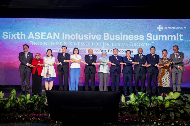 Menteri Koperasi dan UKM Teten Masduki (keenam kiri) bersama Wakil Menteri Perdagangan Jerry Sambuaga (kiri) dan delegasi negara ASEAN mengikuti sesi foto saat acara pembukaan Sixth ASEAN Inclusive Business Summit di Nusa Dua, Bali, Rabu (23/8/2023). Foto: Dok. Kemenkop UKM