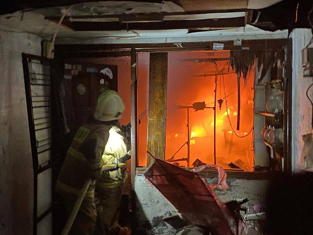 Petugas pemadam berusaha memadamkan api yang membakar rumah tinggal di Jalan Gang Kober, Kel. Petojo Selatan, Kec. Gambir, Jakarta. Foto: Instagram/@humasjakfire