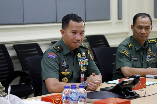 Mayjen TNI Edwin Adrian Sumantha saat masih menjabat Kepala Biro Humas Setjen Kemhan bersama jajarannya berkunjung ke kantor kumparan di Jakarta, pada Kamis (24/8/2023). Foto: Melly Meiliani/kumparan