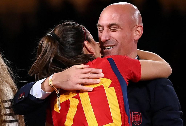 Luis Rubiales, Presiden Federasi Sepak Bola Spanyol dan Rocio Galvez saat penyerahaan medali Piala Dunia Wanita. Foto: FRANCK FIFE / AFP