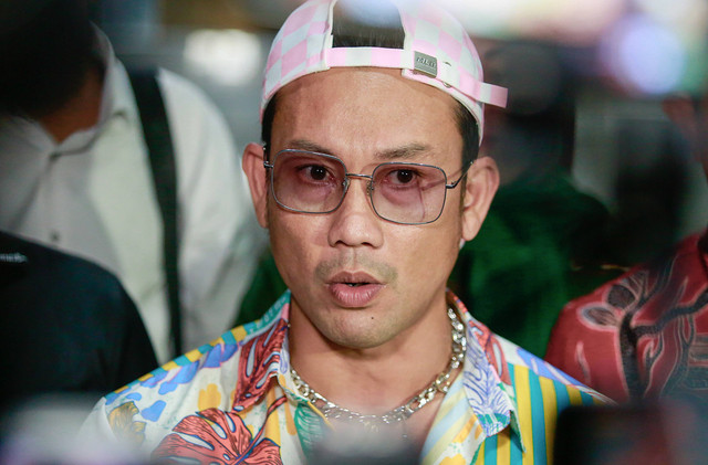 Artis Denny Sumargo saat ditemui wartawan usai melaporkan DJ Verny terkait pencemaran nama baik di Polda Metro Jaya, Jakarta, Selasa, (22/08/2023). Foto: Agus Apriyanto