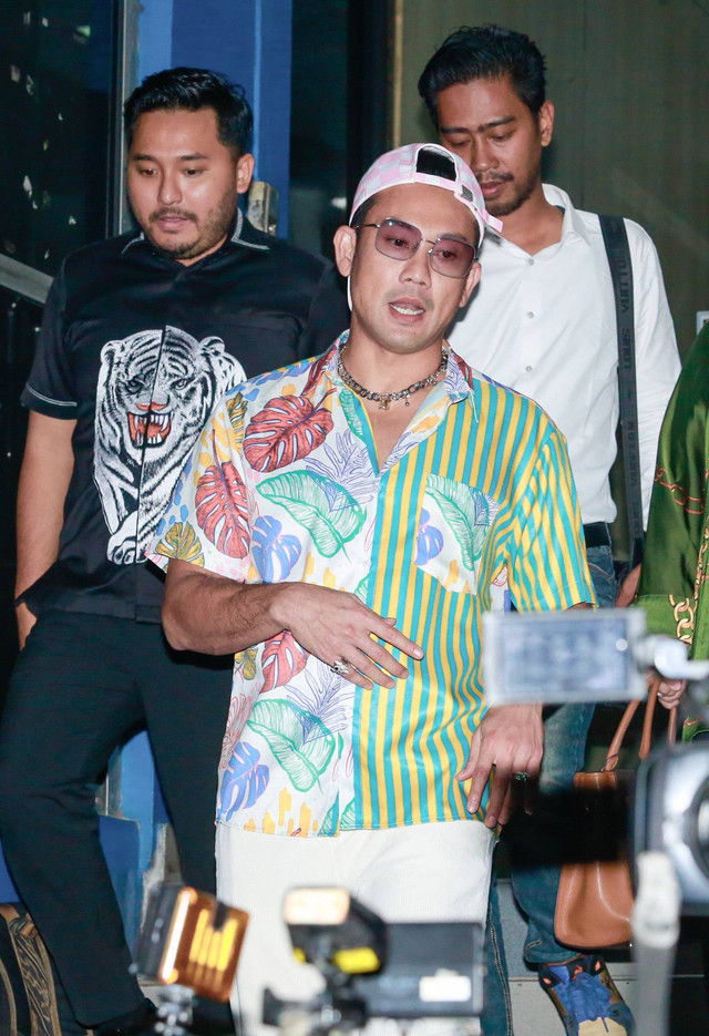Artis Denny Sumargo saat ditemui wartawan usai melaporkan DJ Verny terkait pencemaran nama baik di Polda Metro Jaya, Jakarta, Selasa, (22/08/2023). Foto: Agus Apriyanto