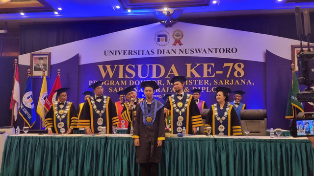 Sultan Gustaf Al Ghozali alias Ghozali Everyday saat diwisuda. Foto: Dok. Istimewa