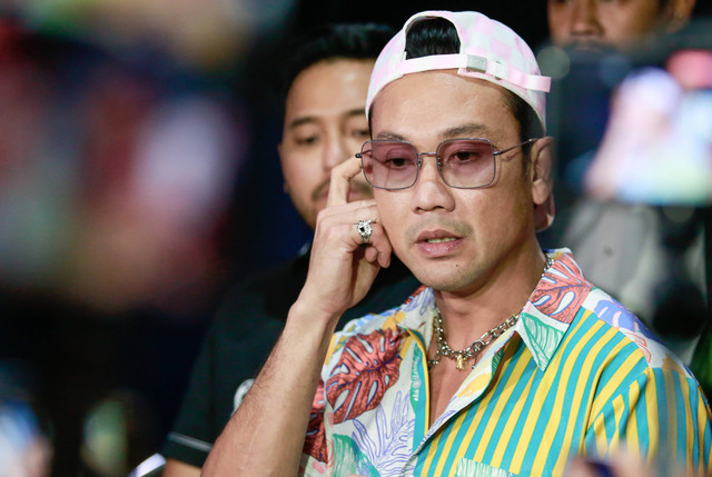 Artis Denny Sumargo saat ditemui wartawan usai melaporkan DJ Verny terkait pencemaran nama baik di Polda Metro Jaya, Jakarta, Selasa, (22/08/2023). Foto: Agus Apriyanto