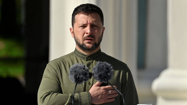 Presiden Ukraina Volodymyr Zelensky berbicara kepada prajurit Ukraina saat upacara memperingati Hari Kemerdekaan Ukraina, di Kyiv pada Kamis (24/8/2023). Foto: Sergei Chuzavkov/AFP