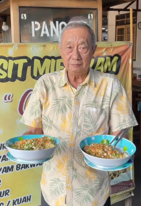 Kakek Suwito, penjual mi ayam asal Surabaya yang usahanya hampir bangkrut karena dituduh pakai minyak babi.
 Foto: @kobuncit/TikTok