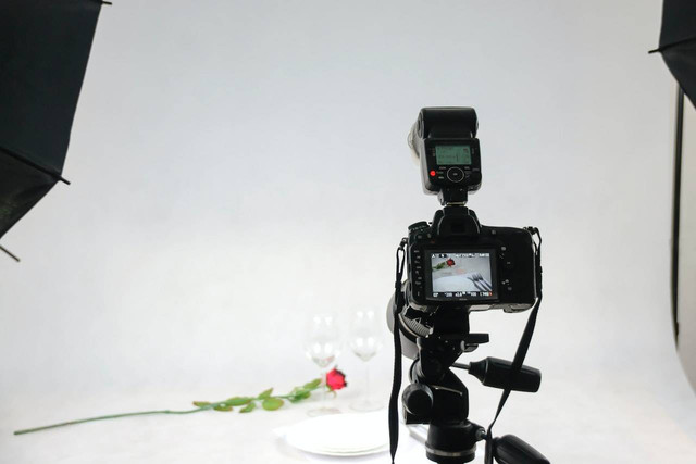 Ilustrasi teknik fotografi leading lins adalah. Sumber foto: pexels/PhotoMIX Company.