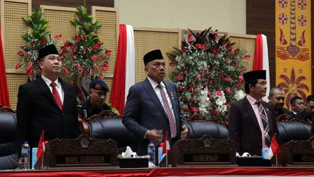 Ketua DPRD Sulawesi Utara, Fransiscus Andi Silangen (paling kanan) bersama Gubernur dan Wakil Gubernur Sulut, saat menyanyikan lagu kebangsaan Indonesia Raya pada Rapat Paripurna mendengarkan pidato Presiden Republik Indonesia pada sidang tahunan MPR-RI dan sidang bersama DPR RI dan DPD RI tahun 2023.