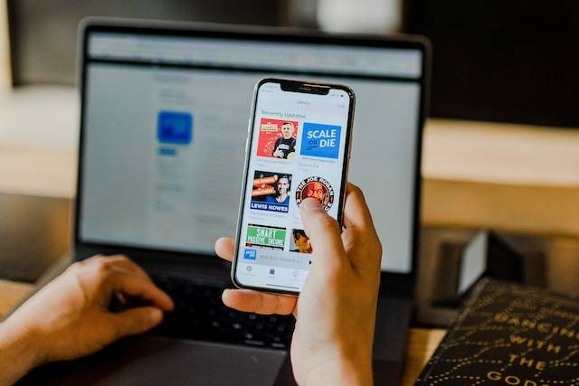 Ilustrasi apa itu teks pengumuman, sumber foto: unsplash.com/Austin Distel