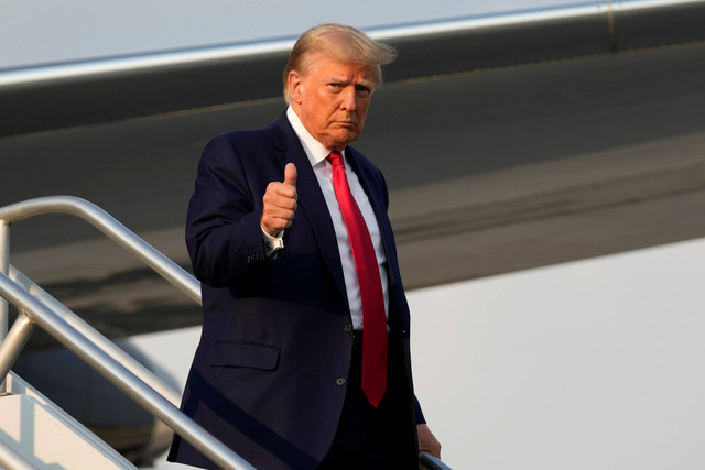 Mantan Presiden AS Donald Trump turun dari pesawat saat tiba di Bandara Internasional Atlanta Hartsfield-Jackson untuk menyerahkan diri untuk diproses di Penjara Fulton County, Atlanta, Georgia, AS. Foto: Alex Brandon/AP Photo