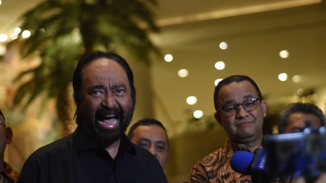 Ketua Umum Partai Nasdem Surya Paloh (kiri) didampingi bakal calon presiden Koalisi Perubahan Anies Baswedan memberi keterangan kepada wartawan usai menggelar pertemuan di Jakarta, Kamis (24/8). Foto: ANTARA FOTO/Indrianto Eko Suwarso