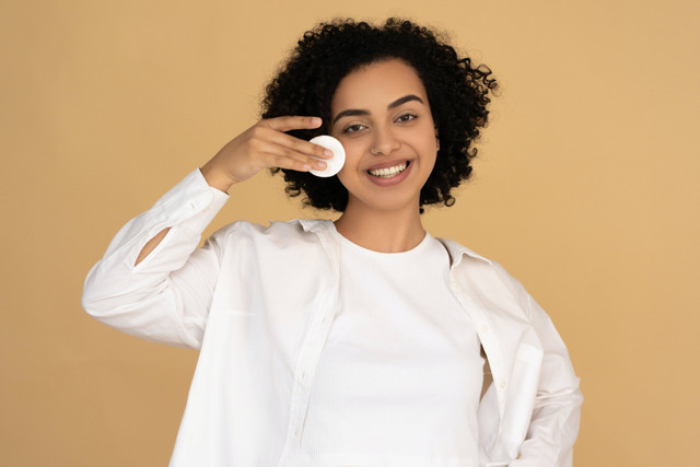 ilustrasi Cara Penggunaan Toner Scarlett yang Benar. Pexel.com/mikhail