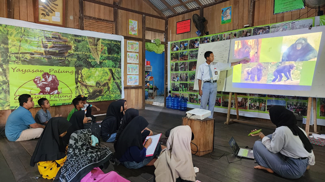 Keterangan Foto: Materi tentang orangutan disampaikan oleh Nasar (Relawan REBONK). Foto dok. Simon Tampubolon/Yayasan Palung).