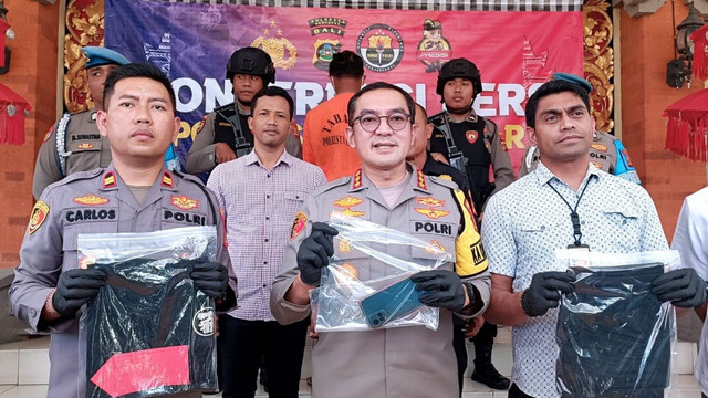 Polisi menunjukkan barang bukti tindak pidana percobaan pemerkosaan terhadap anak oleh pelaku MRF (20). Foto: Denita BR Matondang/kumparan