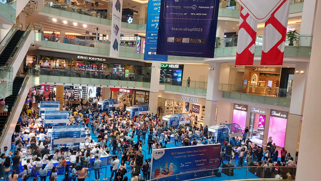 Pengunjung Singapore Travel Fair yang memadati booth pameran yang digelar di Mall Gandaria City, Jumat (25/8). Foto: Gitario Vista Inasis/kumparan