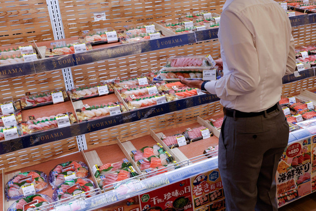 Makanan laut impor Jepang terlihat di supermarket di Hong Kong, Jumat (24/8/2023). Foto: Tyrone Siu/REUTERS