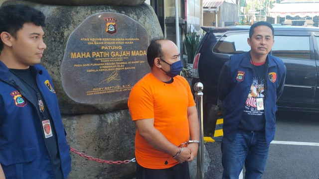 Polisi menunjukkan tersangka pencabulan. Foto: Dok. Istimewa