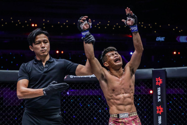 Adrian Mattheis (kanan) merayakan kemenangan di atas Circle ONE Championship. Foto: ONE Championship