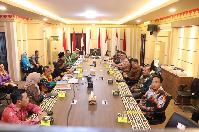 Tim Peneliti dan Pengkaji Gelar Pusat (TP2GP) Kementerian Sosial RI turun ke Lampung untuk verifikasi pemberian gelar dua tokoh asal Lampung. | Foto : Dok. Adpim Lampung