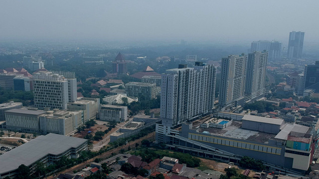 Foto udara kawasan Margonda depok yang tertutup kabut polusi udara di Depok, Jawa Barat, Jumat (25/8/2023). Foto: Yulius Satria Wijaya/Antara Foto