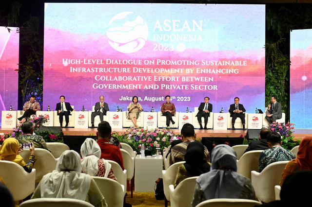 Sri Mulyani Indrawati dan enam Menteri Keuangan ASEAN menyampaikan tiga hal paling mendesak untuk mendukung proyek infrastruktur berkelanjutan, yaitu Policy, Pipeline dan Collaboration. Foto: Kementerian Keuangan RI