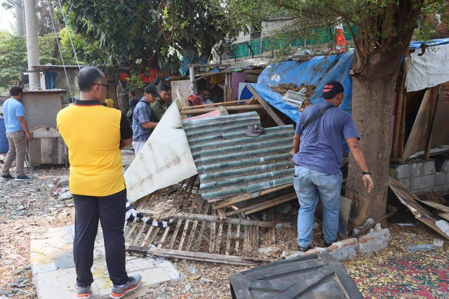 Polisi gerebek Kampung Bahari, Jakarta Utara, Jumat (25/8/2023). Foto: Dok. Istimewa