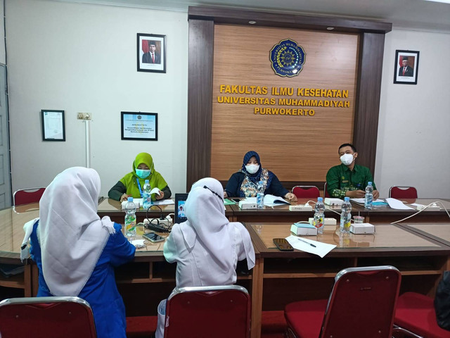 Dosen Spesialis Medikal Bedah Prima Trisna Aji ketika menguji ujian skripsi mahasiswa/Foto : Dokpri