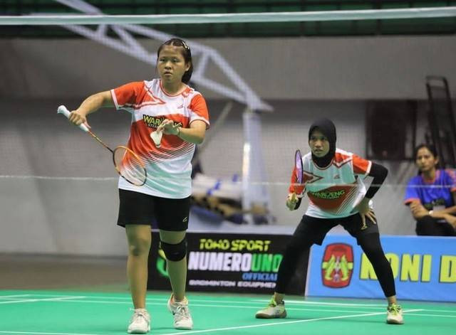 Atlet bulu tangkis DIY sedang berlaga dalam Babak Kualifikasi (BK) PON 2023 di GOR Among Rogo, Yogya, pada Minggu (20/8). Foto: PBSI DIY