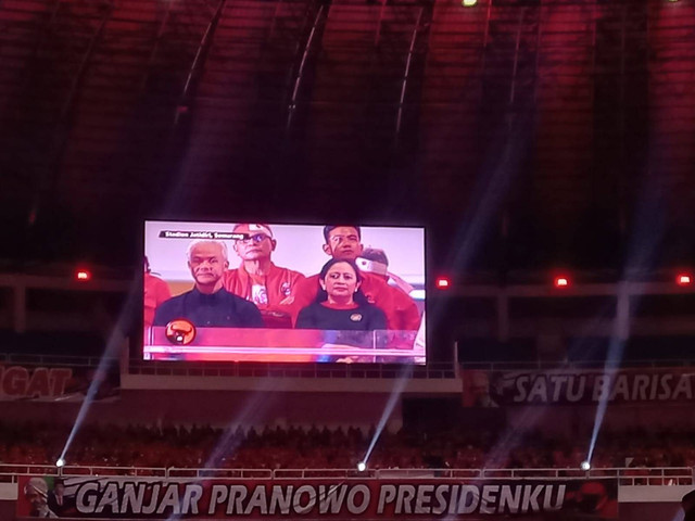 Suasana saat kader PDI Perjuangan se-Jawa Tengah mengikuti Apel Siaga kader di Stadion Jatidiri Semarang pada Jumat (25/8/2023) malam. Foto: Intan Alliva/kumparan